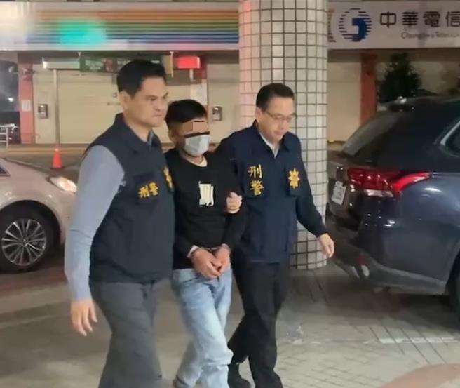 越南籍逃逸移工陈姓男子（左二）落网，警方将他带回旗山分局侦办。（警方提供／林瑞益高雄传真）