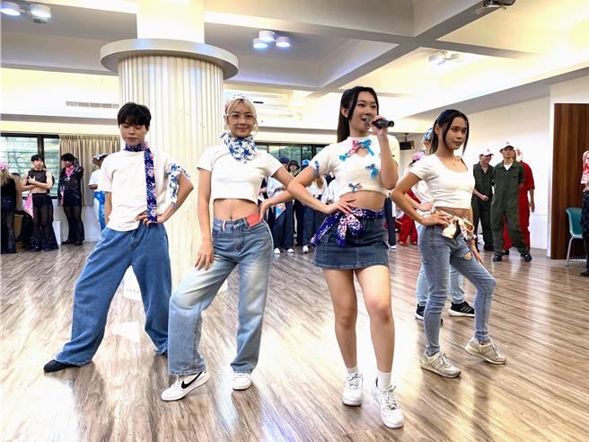 新北市客家局与黎明技术学院合办「新北市客家快闪」活动，14日将于新庄宏匯广场一楼生活广场共举办3场客家快闪秀。（新北市客家局提供）