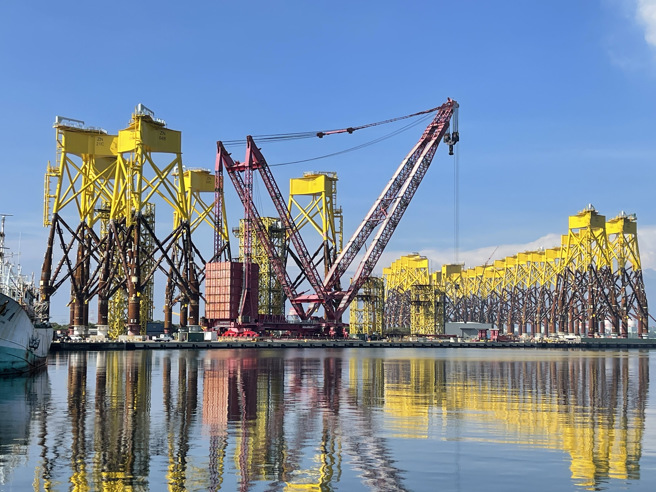 矗立在兴达港等待运至中能风场的16座百分百由兴达海基自制的国产化管架式风机水下基础。（兴达海基提供）