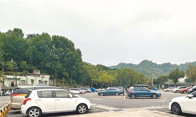 台北市第一殯儀館拆除後，殯葬量能集中至懷愛館，鄰近的黎元停車場用途也備受關心，台北市殯葬處針對改建業者大樓可行性評估，一度遭附近居民強烈反對。（本報資料照片）