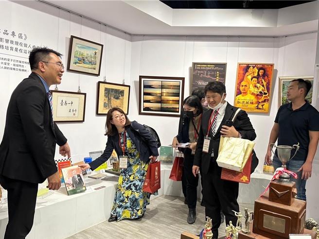 台日教育交流研修团参访台南一中校史馆，看到电影海报「卧虎藏龙」惊讶李安居然是校友。（台南一中提供／曹婷婷台南传真）