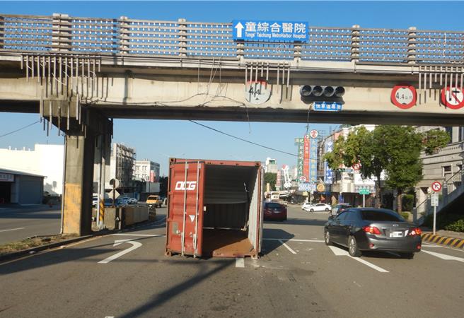 陳男疏忽撞壞行人陸橋。（民眾提供／李京昇台中傳真）