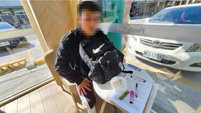 饒男疑似吸食「喪屍煙彈」，因動作誇張宛如「起乩」，引起員警注意，男子擔任車手被警方當場查獲。（民眾提供／葉靜美彰化傳真）