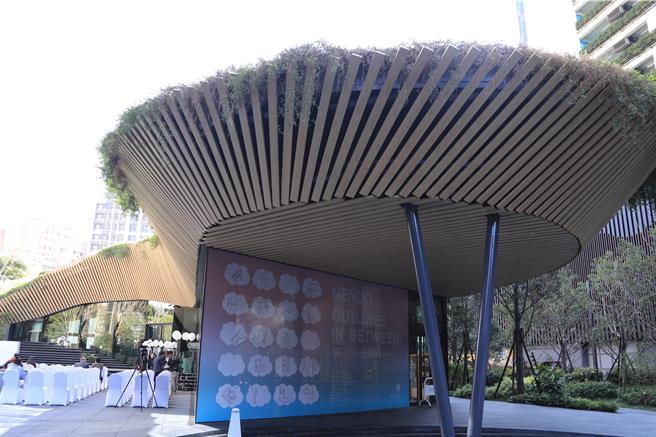 勤美术馆10日开幕，宣告12月13日正式对外开放，建筑大师隈研吾10日亲自带领贵宾开箱。（冯惠宜摄）