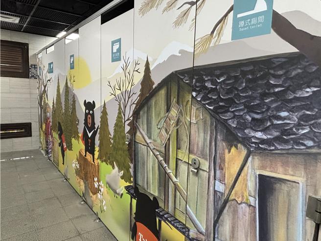 公厕内部也结合彩绘。（参山处提供／李京升台中传真）