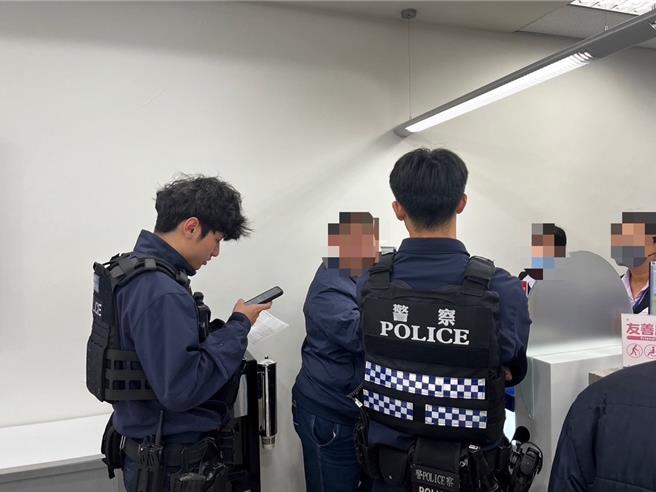 基隆一名林姓男子9日欲临柜匯90万元买名表，却从未与卖家见过面，警方连忙到场说明，林男才知受骗上当，保住荷包。（基隆市警察局提供／徐佑升基隆传真）