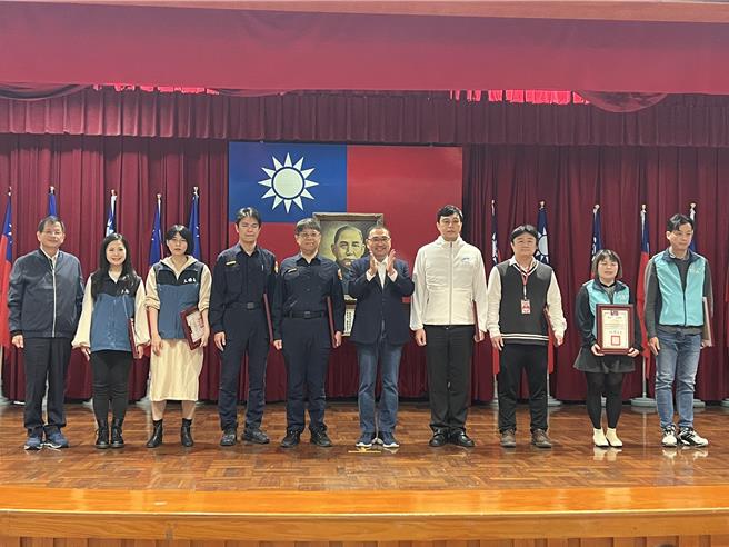 侯友宜主持治安会报前，先表扬公共安全联合稽查工作绩优人员。（王扬杰摄）