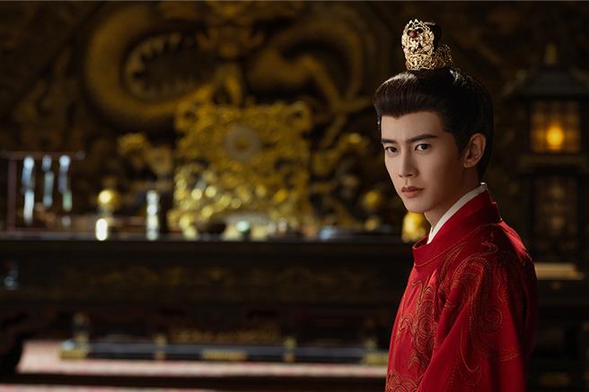 《流水迢迢》任嘉倫一人分飾兩角。（愛爾達電視提供） 