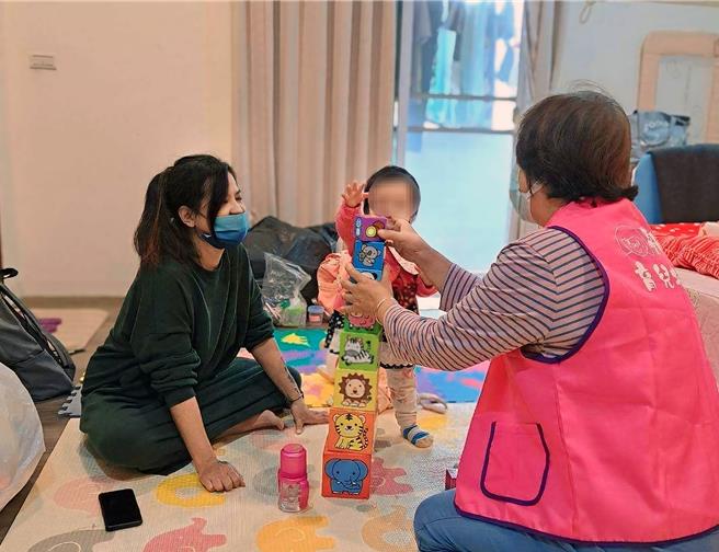 台南市政府社会局针对实际居住台南的准父母，或家中有未满6岁幼儿的新手父母，提供每户每年36次免费「到宅育儿指导服务」，协助爸妈学习婴幼儿照护技巧及亲子教养技巧。（社会局提供／洪荣志台南传真）