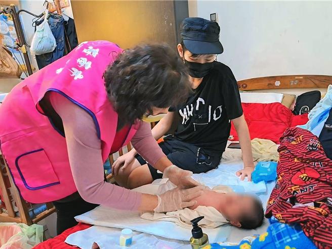 台南市政府社会局针对实际居住台南的准父母，或家中有未满6岁幼儿的新手父母，提供每户每年36次免费「到宅育儿指导服务」，协助爸妈学习婴幼儿照护技巧及亲子教养技巧。（社会局提供／洪荣志台南传真）