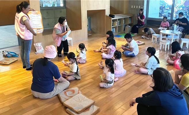 台南市政府社会局针对实际居住台南的准父母，或家中有未满6岁幼儿的新手父母，提供每户每年36次免费「到宅育儿指导服务」，协助爸妈学习婴幼儿照护技巧及亲子教养技巧。（社会局提供／洪荣志台南传真）