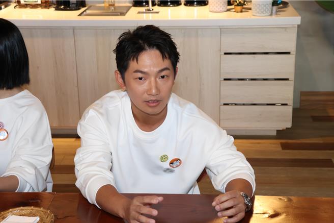 蔡昌憲分享副業經營。（池宗玲攝）