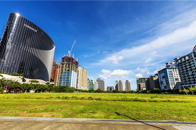 联发科已在「高铁专二」动工兴建「联发科技新竹高铁办公大楼」，洪匯竹高公司则宣布将在「高铁专一（图）」兴建两栋200公尺高的双子星尖塔大楼，促使高铁特定区房价飙涨，传出每坪破90万元，县府查证认是炒作。（罗浚滨摄）