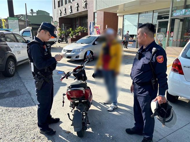 台南新营警方取缔微型电动二轮车，9天开罚29件。（读者提供／张毓翎台南传真）