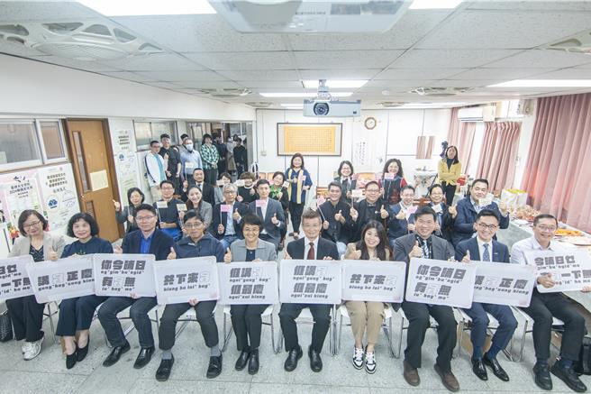 台師大文學院成立客語中心及韓國學中心，並於今日揭牌。（台師大提供）