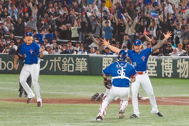 12强冠军赛，朱育贤(左)以再见双杀守备，浇熄日本反扑。（资料照）