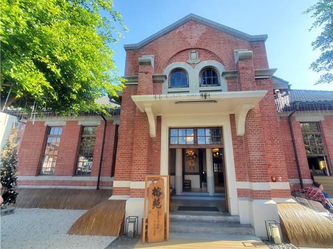 斗南分局舊辦公廳舍變身為「榕苑古蹟餐飲」。（周麗蘭攝）