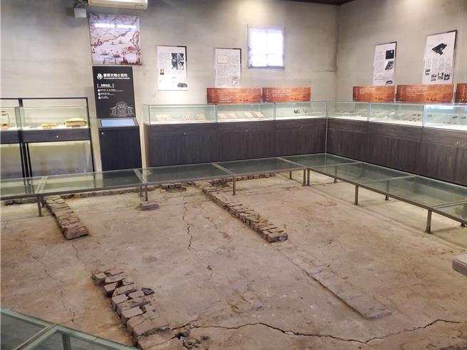 保留1950年代的拘留所的遺跡，如今保留成為展覽空間，首次展覽是「臺灣貨幣史收藏展」。（周麗蘭攝）