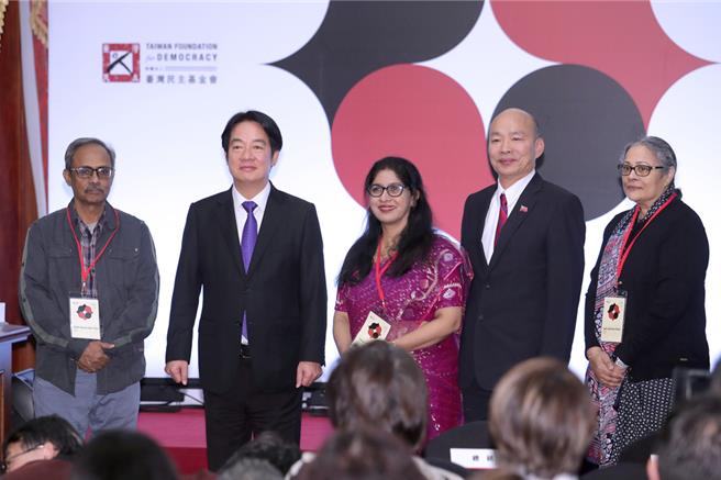 赖清德总统、立法院长韩国瑜10日一同出席台湾民主基金会「第十九届亚洲民主人权奖颁奖典礼」，两人并肩而坐、多次交头接耳。（黄世麒摄）