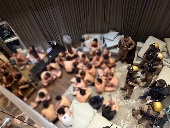 警方进入酒店时，现场约有124名参与者，包括泰国本地人与外国游客，正饮酒狂欢并播放音乐，其中多人疑似吸毒。（翻摄Facebook /ดาวแปดแฉก）