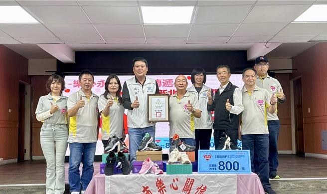 新北市乐心关怀协会捐赠提供台东县弱势家庭总价106万的鞋品兑换券，台东县政府9日举办捐赠仪式。（台东县政府提供／蔡旻妤台东传真）