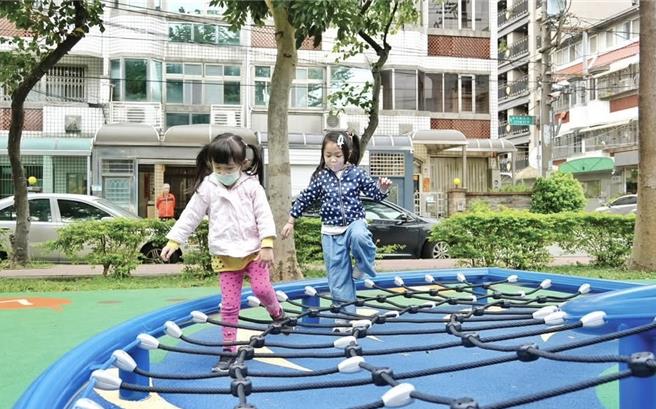 桃园市芦竹区公园改造首案为儿二及儿三环保公园，于上月已全数完工并正式启用。（图／国民党桃园市议员钱龙提供）