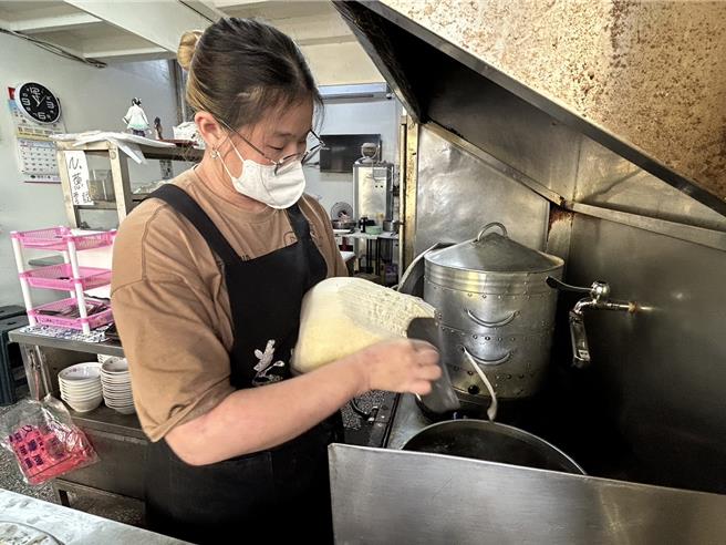 屏東知名美食「韓家刀削麵」在地經營41年，手工刀削麵的魅力吸引無數饕客大排長龍，不料近日傳出盤讓訊息，在地方掀起熱議。（謝佳潾攝）