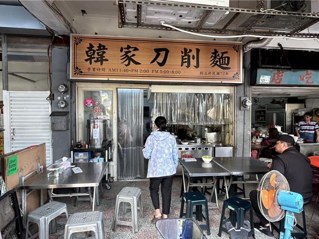 屏東知名美食「韓家刀削麵」在地經營41年，手工刀削麵的魅力吸引無數饕客大排長龍，不料近日傳出盤讓訊息，在地方掀起熱議。（謝佳潾攝）