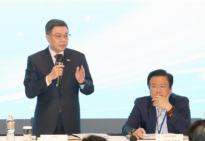 商总今举行「2024行政院长与商业领袖座谈会」，院长卓荣泰(左)指示劳动部，农历年后须提出服务业缺工配套措施，旁为商总理事长许舒博。(范扬光摄)