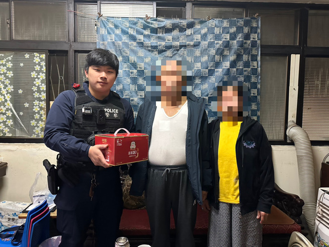 员警与阿伯及其妻子合影，并祝福阿伯能早日康復。（图 / 警方提供）
