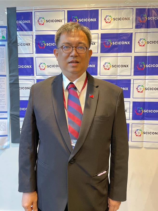 台中维新医院院长许景琦出席于巴黎举行国际心理卫生及精神医学会议，分享其研究成果《脑脊髓液生物标记于正常认知、轻微认知缺损及失智病人间之差异》。（维新医院提供／冯惠宜台中传真）