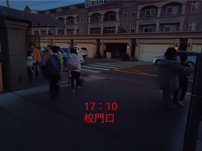 桃園市新屋區頭洲國小校前路，因路燈固定亮燈的時間為傍晚6時左右，許多家長反映，目前進入冬季，天色較早暗，校門口燈光不足，接送課輔班下課的學生安全充滿疑慮。 （校方提供／廖姮玥桃園傳真）