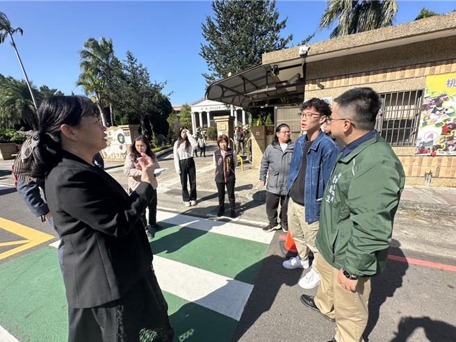 桃園市新屋區頭洲國小校前路，因路燈固定亮燈的時間為傍晚6時左右，許多家長反映，目前進入冬季，天色較早暗，校門口燈光不足，接送課輔班下課的學生安全充滿疑慮。 （陳睿生提供／廖姮玥桃園傳真）
