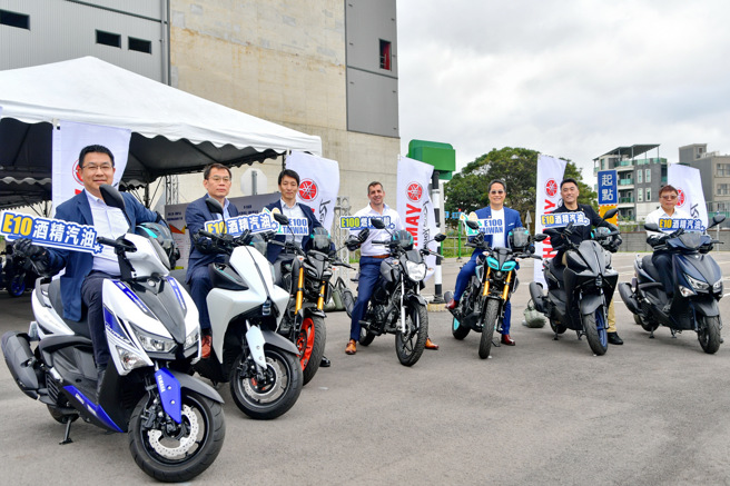貴賓以各種車型試駕E10酒精汽油及E100燃料乙醇，幾乎感受不到與傳統汽油的差異 圖/美國穀物協會提供