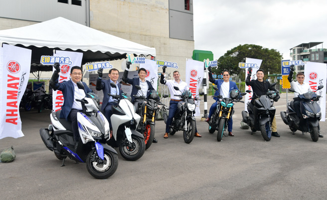 貴賓穿戴完整安全裝備，準備開始試駕活動 圖/美國穀物協會提供(左起：台灣山葉機車 蒯乃昌副總經理、台灣山葉發動機研究開發中心 許漢權總經理、台灣山葉機車 石村良太總經理、美國在台協會農業組 Erich Kuss 組長、美國穀物協會 盧智卿駐台代表、立法委員林沛祥、台灣中油公司煉製研究所 蔡銘璋所長) 

