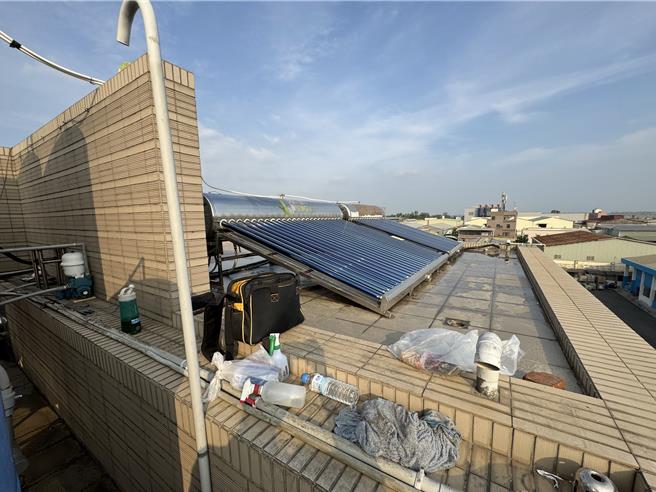 一名工人受雇到高雄大寮某工廠頂樓清洗太陽能熱水器，不慎觸電失去呼吸心跳送醫不治。（民眾提供／郭良傑高雄傳真）