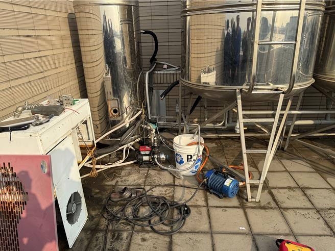 清洗太陽能熱水器的工人不慎觸電失去呼吸心跳，送醫後不治，工具還留在現場。（民眾提供／郭良傑高雄傳真）