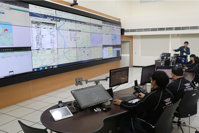 交通部公路局車輛動態資訊管理中心有駐點人員24小時嚴密監控。（蔡明亘攝）