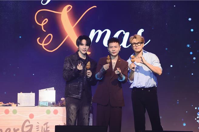 萧秉治（中）10日庆功派对，Energy牛奶（左）、阿弟惊喜送上鸡蛋糕。（相信音乐提供）