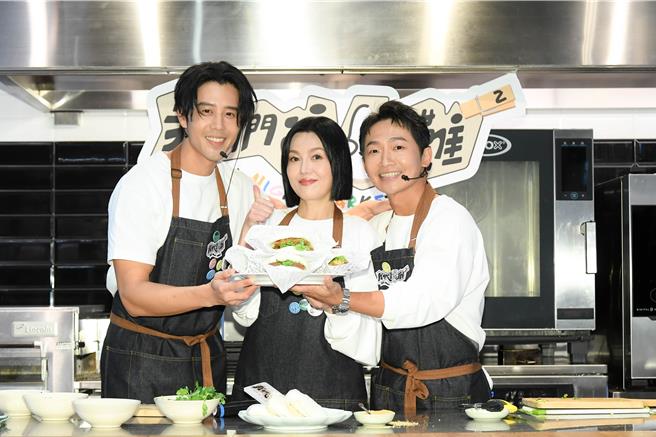 胡宇威（左起）、苗可麗、蔡昌憲出席《我們這一攤2》記者會。（三立提供）