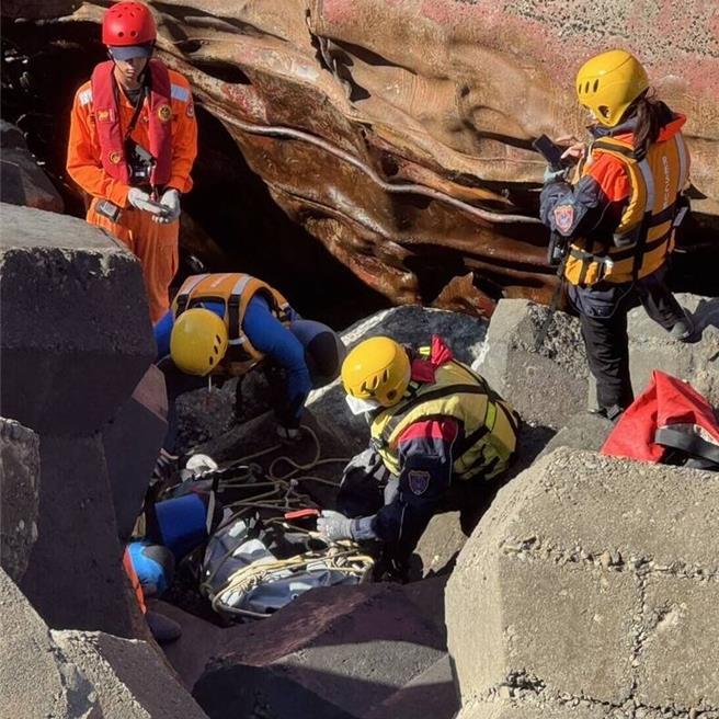 港消人员寻获失踪船员的遗体。（民眾提供／李京升台中传真）