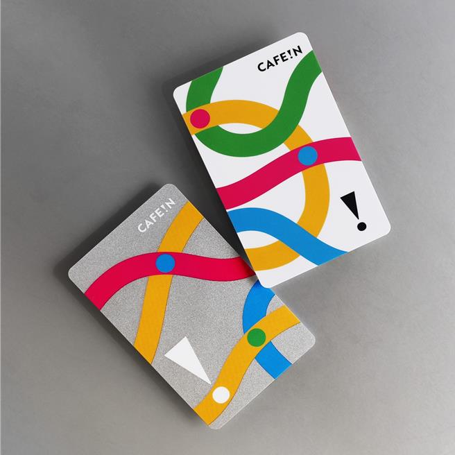 悠遊卡公司首次攜手咖啡店CAFE!N 聯名發行「CAFE!N GO EASY悠遊卡」，卡面設計運用悠遊卡的4色和捷運路網圖的精隨，同時融合CAFÉ!N的驚嘆號Logo，展現出極簡藝術之美。（悠遊卡公司提供／劉彥宜台北傳真）