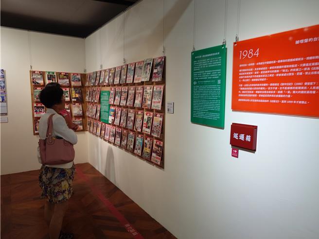 高雄市歷史博物馆与郑南榕基金会合作，举办「100％言论自由：郑南榕和自由时代」特展，展出包含「自由时代周刊」、为民主自由抗争过程珍贵影像。（任义宇摄）