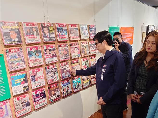高雄市长陈其迈特别出席特展开展活动，郑南榕遗孀、女儿也皆出席见证，说要传承民主自由精神，让社会健康前进。（任义宇摄）