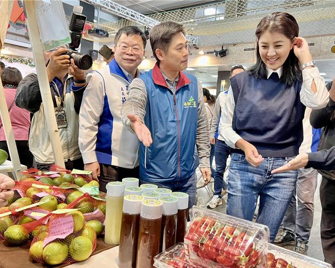 南投县长许淑华在青农联谊会长连晏莹等人陪同下逛小农市集。（杨静茹摄）