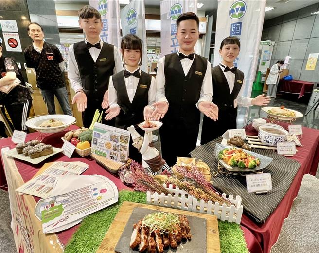 水里商工餐饮科团队20日将出席南投猪猪嘉年华的创意料理邀请赛。（杨静茹摄）