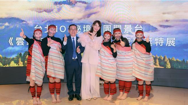 台北101贾永婕董事长（左4）宣布《云端冬季山林之美》特展开跑。（台北101提供）