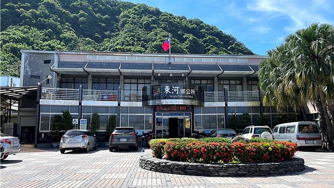 廉政署南部地区调查组大动作将台东县东河乡村长、村干事、乡长及公所职员带走协助调查。（萧嘉蕙摄）