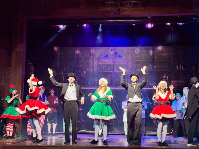 享受期間限定的耶誕套餐，還可欣賞舞台劇。（六福村提供／吳娮翎台北傳真）