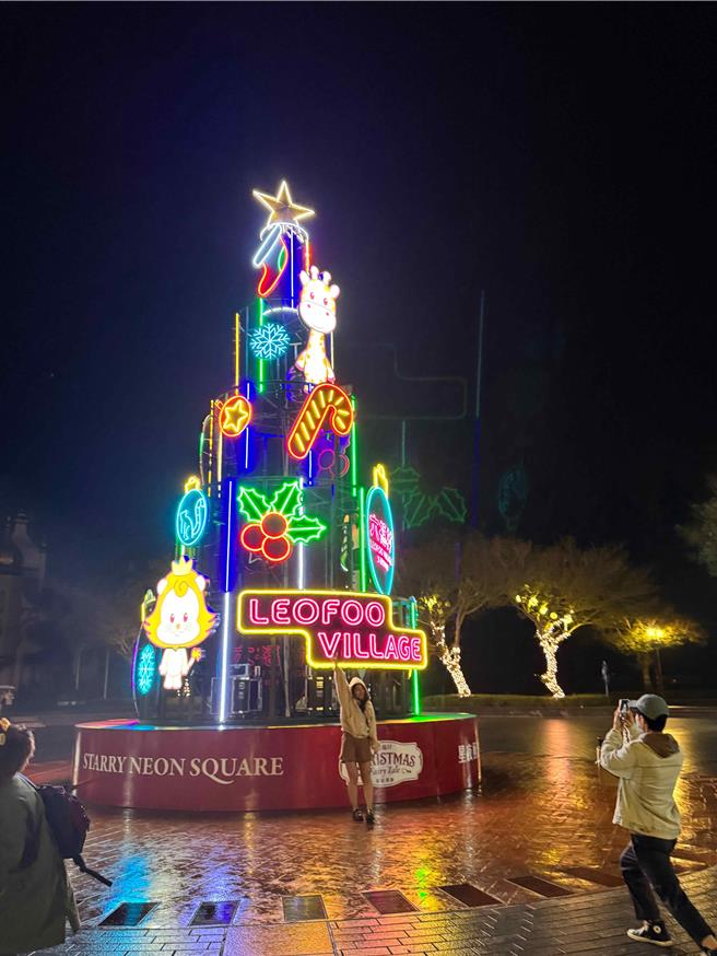 六福村打造出全台遊樂園最大的炫彩燈光耶誕樹，成為「童話耶誕」新地標。（六福村提供／吳娮翎台北傳真）